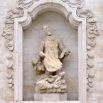 La statua di San Filippo Neri sul prospetto della Chiesa Madre di Gioia